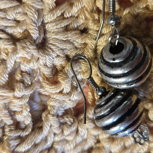 Vintage spiral textured spherical bead dangle earrings 90s pierced - Picture 3 of 3